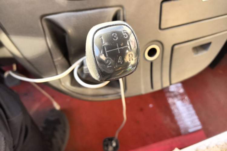 Used SAIC MAXUS Xintu V80 2015 2.5T AMT Aoyuntong Edition Short Wheelbase Mid-Height