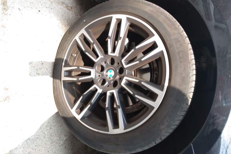 Used BMW 5 Series 2024 525i M Sport Package Right Front Wheel Hub