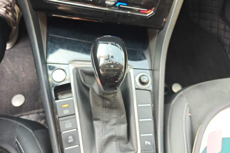 Used Volkswagen Sagitar 2019 280TSI DSG Luxury Version China VI Standard Gear Lever