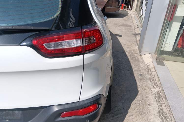 Used Jeep Cherokee 2016 2.0L Superior Edition