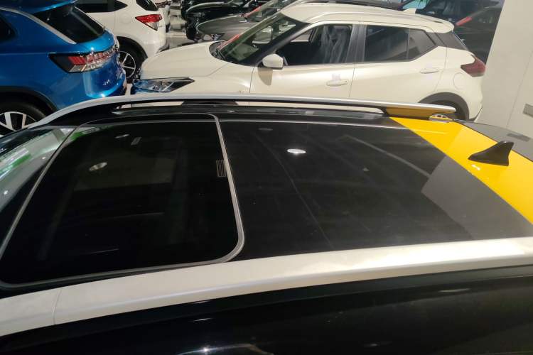 Used Kia kx1 Stonic 2021 1.4L CVT Fun & Sunroof Model Roof