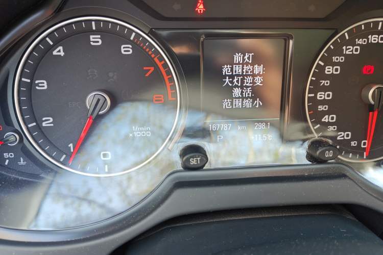 Used Audi Q5 2016 40 TFSI Comfort Model Odometer Close Up