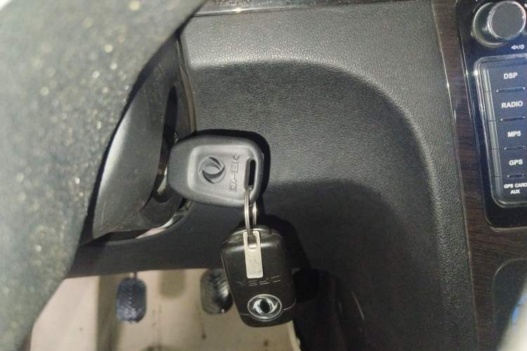 Used Dongfeng Fengon 370 2016 1.5L Manual Luxury Version SFG15-02 7 Seats
