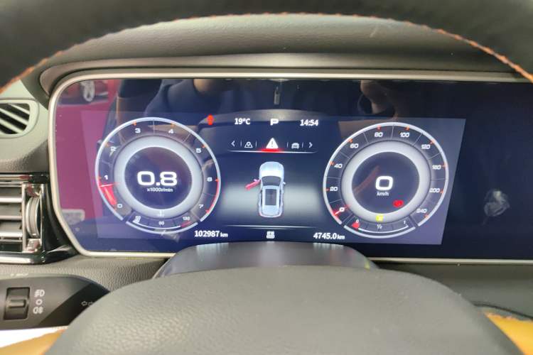 Used Hongqi HS5 2022 Facelifted Version 2.0T Smart Connect Flagship All-Wheel-Drive Edition Instrument Cluster