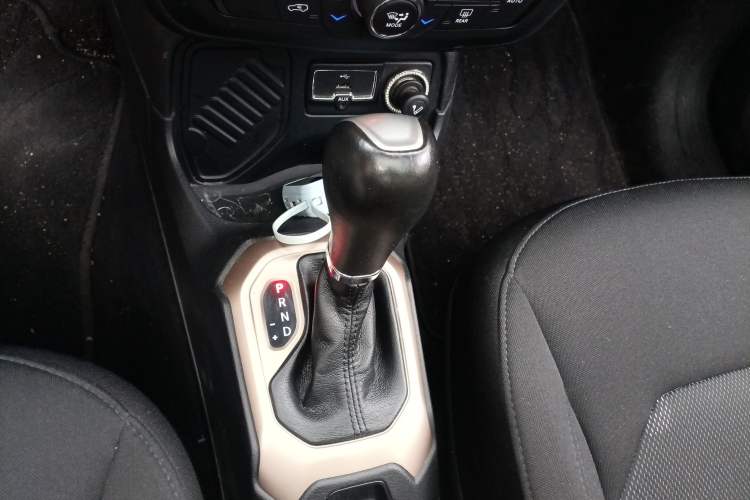 Used Jeep Renegade 2018 Connected Large Screen Version 180T Automatic Jingneng Version Gear Lever