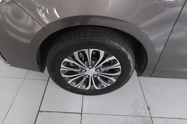 Used Buick GL8 2022 Land Cruiser Executive Class 652T Comfort Model Left Front Wheel Hub