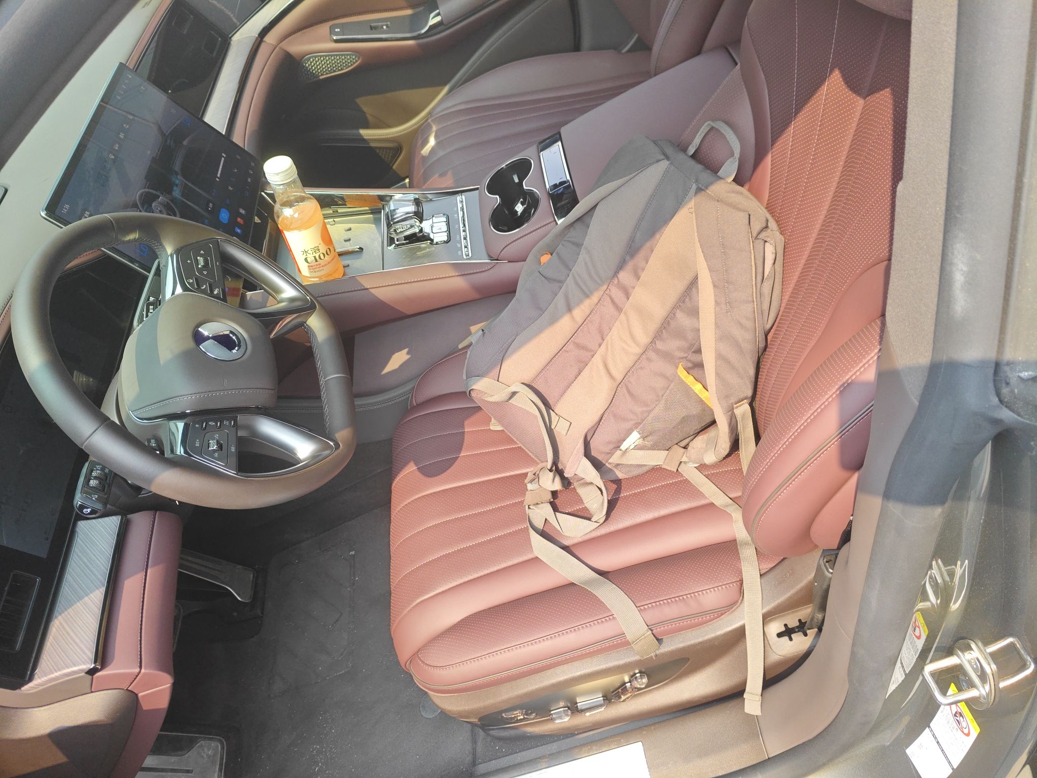 المقاعد الأمامية داخل السيارة