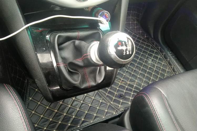 Used BYD S6 2014 1.5TI Manual Luxury 5-Seater Gear Lever