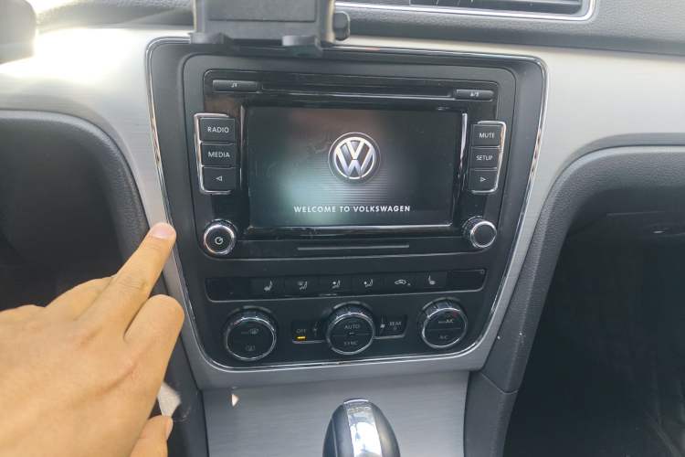 Used Volkswagen Passat 2014 1.8TSI DSG Prestige Edition Audio And AC Panel