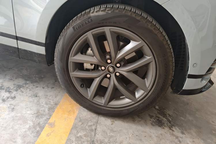 Used Land Rover Range Velar 2024 Dynamic SE Right Front Wheel Hub