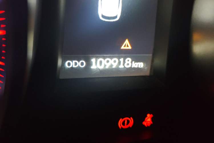 Used Hyundai Santa Fe 2015 2.4L Automatic Two-Wheel Drive Smart Version 5 Seats Odometer Close Up