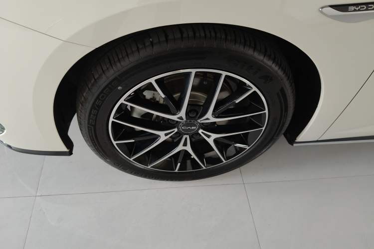 Used BYD Seal 07 DM-i 2025 DM-i 1.5L 125km Luxury Model Left Front Wheel Hub