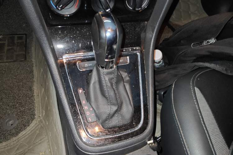 Used Volkswagen Bora 2015 Value Edition 1.6L Automatic Comfort Version Gear Lever