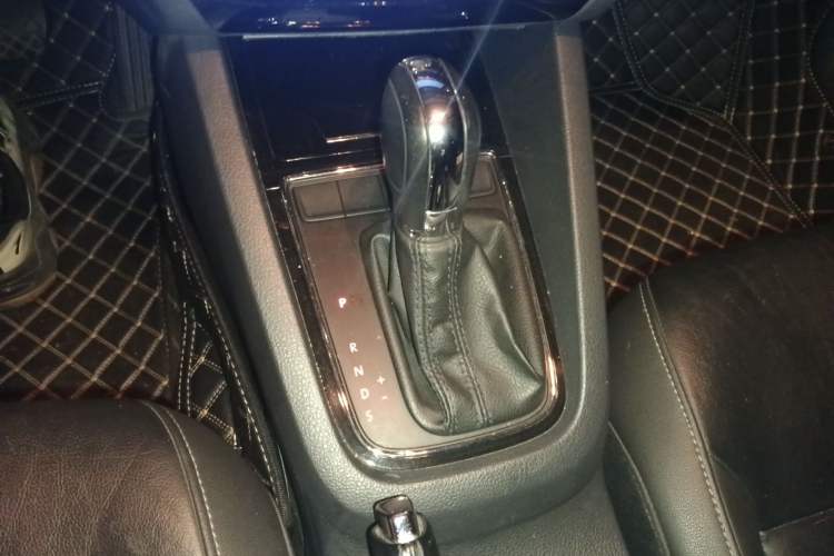 Used Volkswagen Sagitar 2015 1.6L Automatic Comfort Model Gear Lever