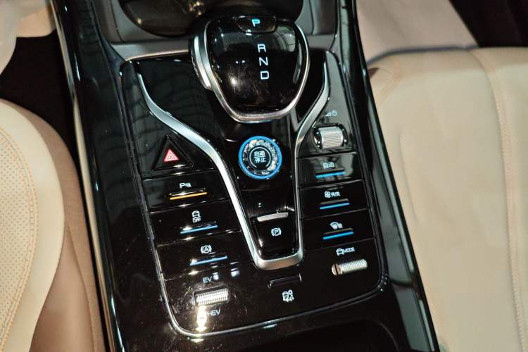 Used BYD Qin PLUS 2024 HONOR Edition DM-i 55KM Leading Model Gear Lever