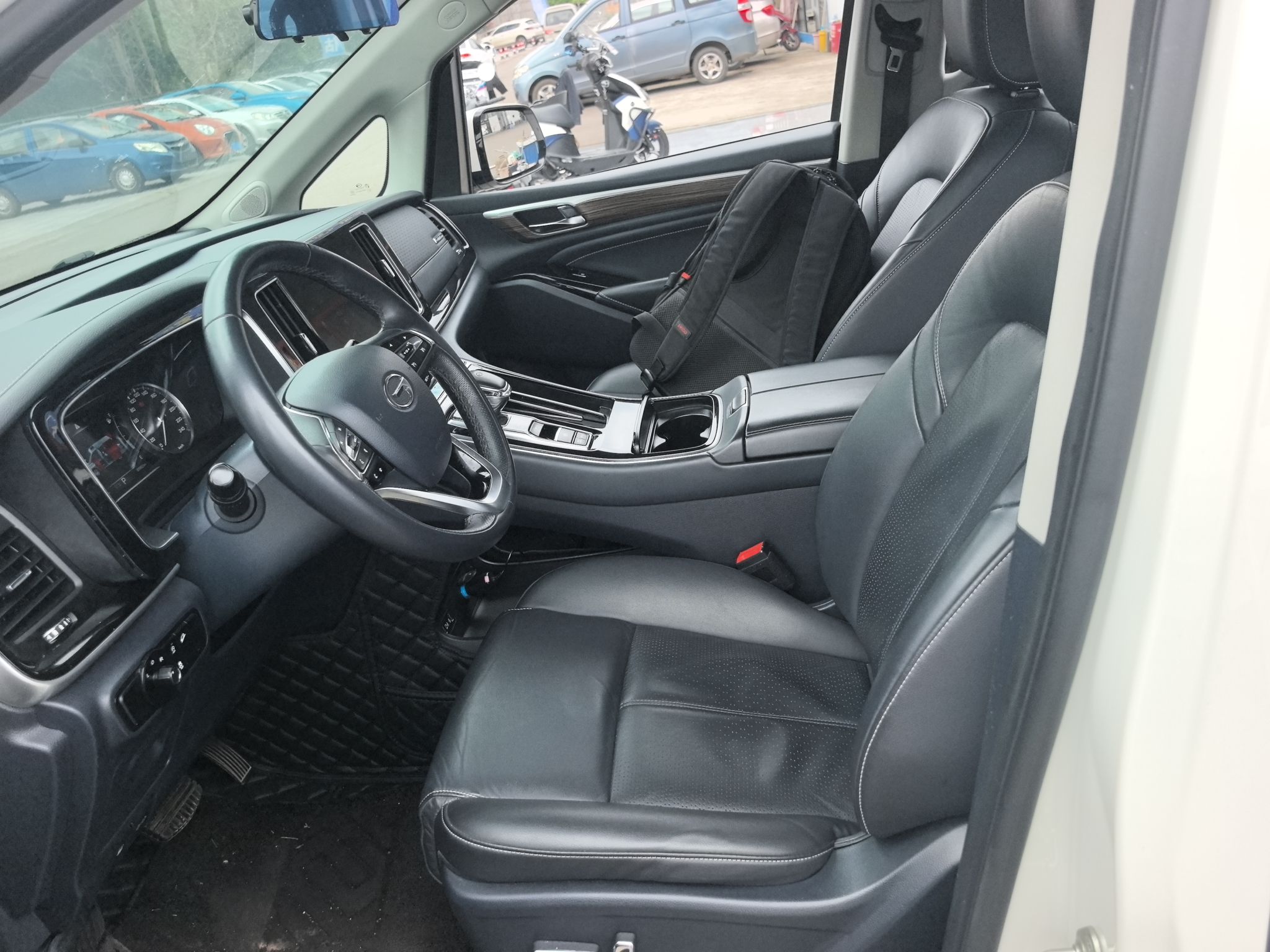 Переднее сиденье в автомобиле