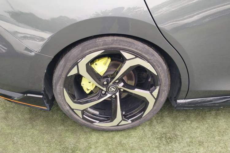 Used CHANGAN UNI-V 2023 1.5T Sport Edition Right Rear Wheel Hub