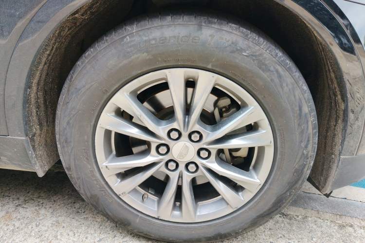 Used Cadillac XT5 2020 28T Luxury Version Right Front Wheel Hub