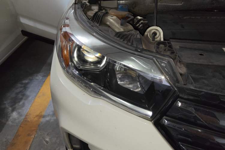 Used GAC Trumpchi GS4 2017 200T G-DCT Two-Wheel Drive Luxury Edition Right Front Headlight