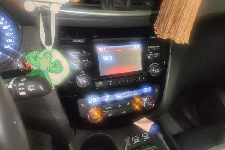 Used Nissan X-Trail 2015 2.0L CVT Comfort MAX Edition 2WD Audio And AC Panel