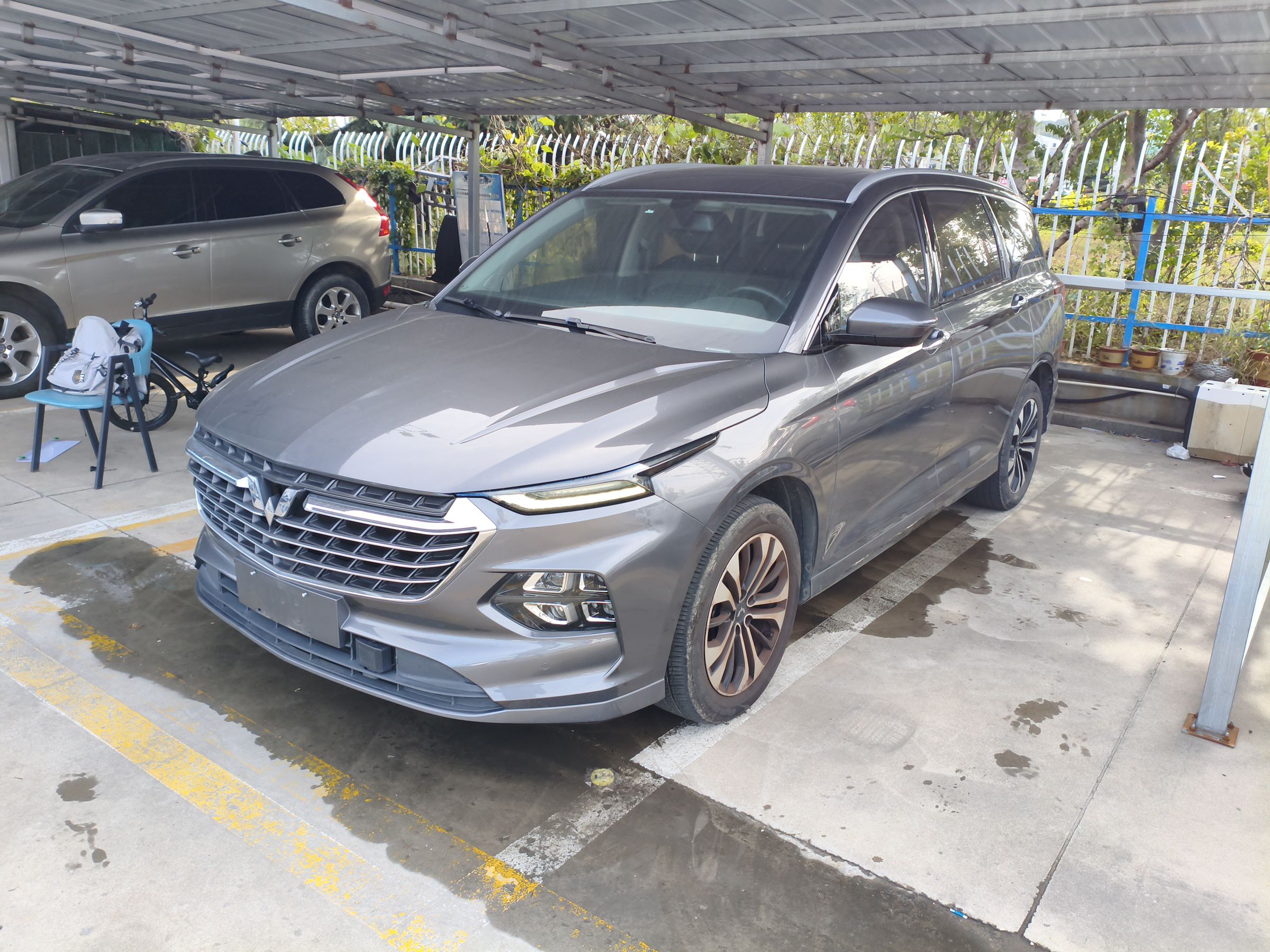 Под передней частью автомобиля