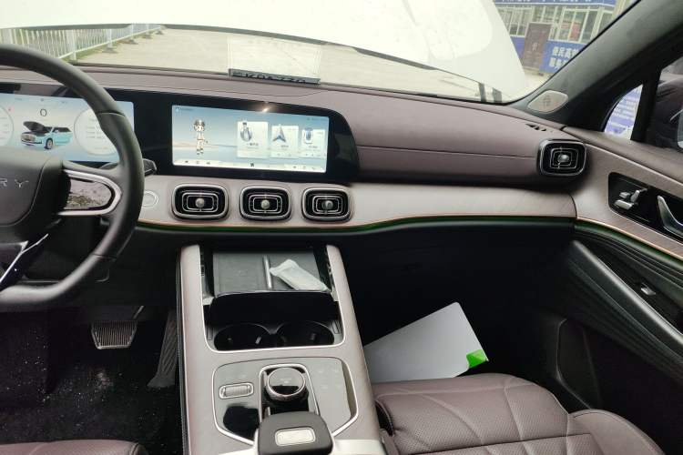 Used Chery Tiggo 9 2025 2.0T Automatic Two-Wheel Drive Luxury Edition 5 Seats Audio And AC Panel