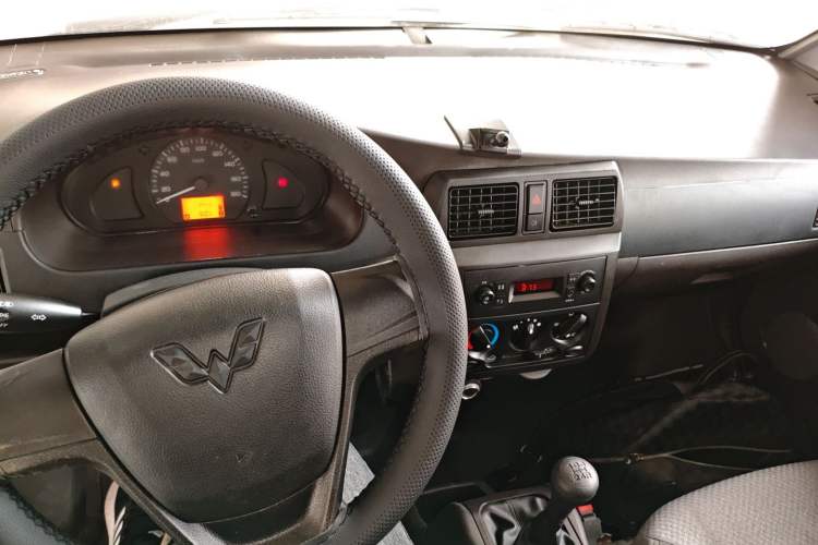 Used Wuling Rongguang Small Truck 2020 1.5L Base Version China VI Standard Double-Cab L3C Center Console