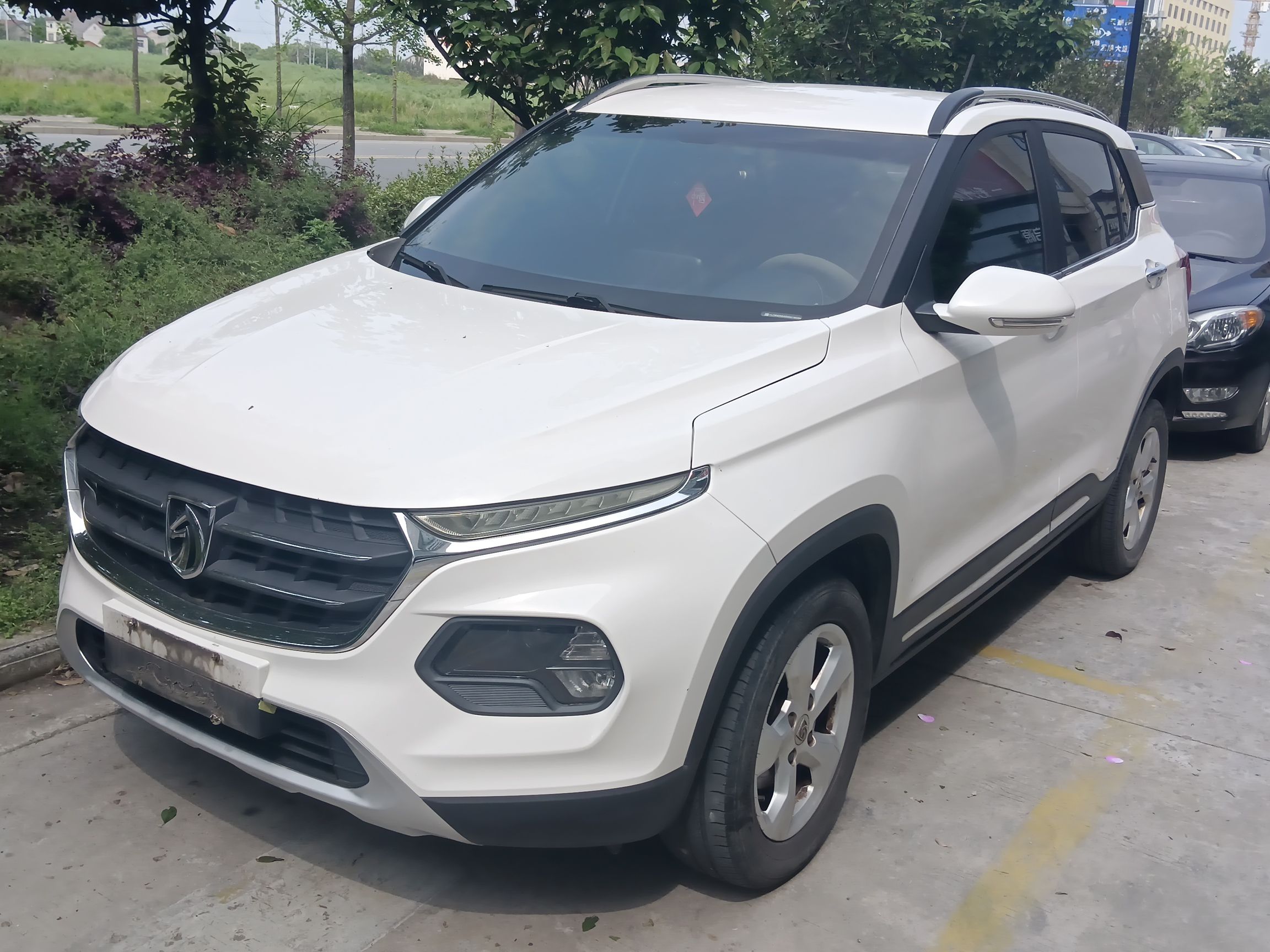 تحت مقدمة السيارة