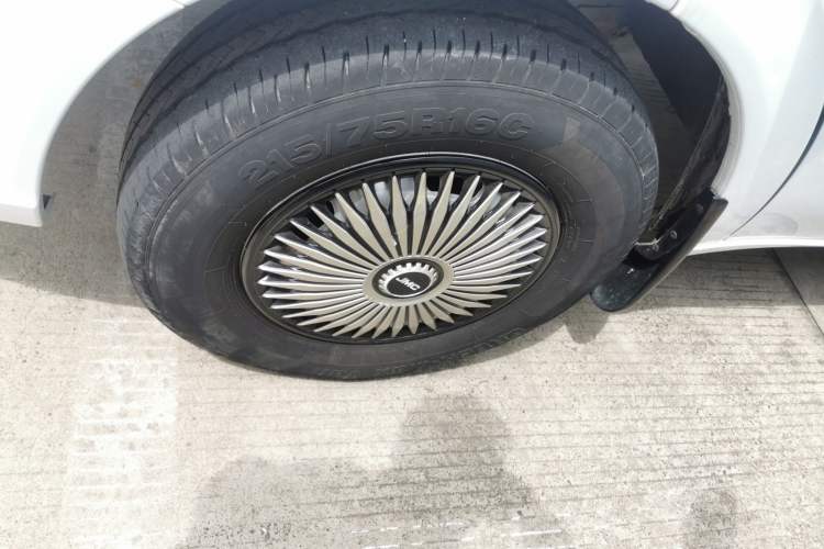 Used JMC Fushun 2023 2.0T Manual Mid-Drive Mid-Roof Commercial Multi-Purpose 7-Seater Passenger Vehicle