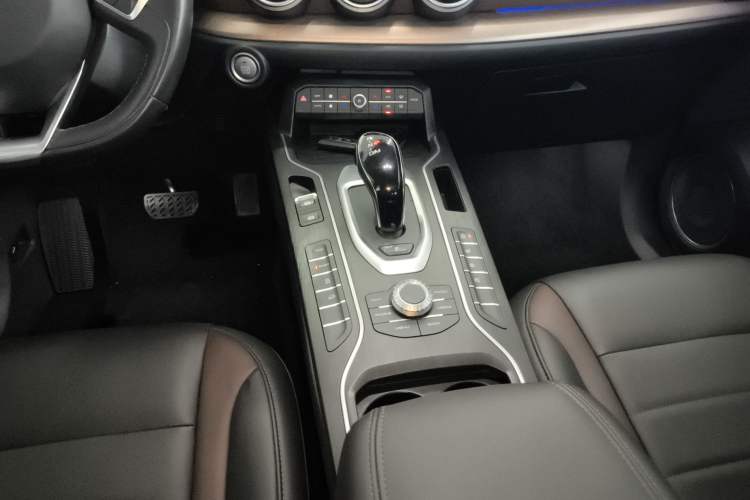 Used Wey VV5 2021 1.5T Two-Wheel Drive Color Pioneer