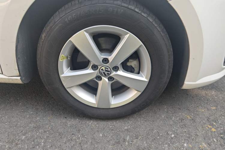 Used Volkswagen Gran Lavida 2013 1.6L Automatic Fashion Model Right Front Wheel Hub