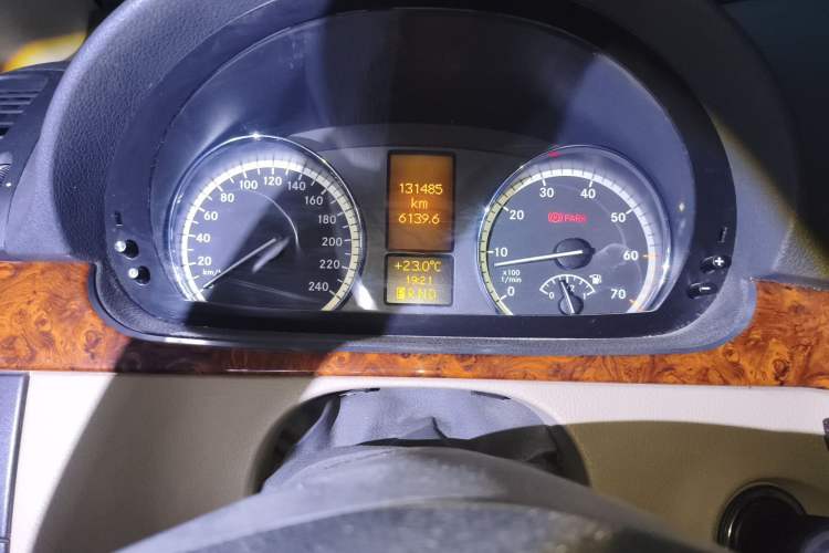 Used Mercedes-Benz Viano 2013 3.0L Comfort Edition Odometer Close Up