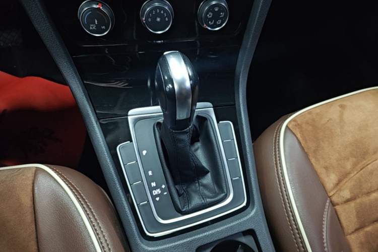 Used Volkswagen Golf 2018 1.6L Automatic Fashion Model Gear Lever