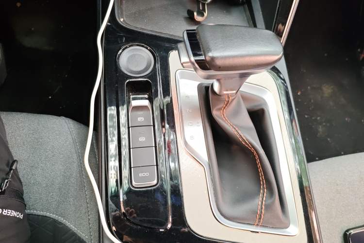 Used Baojun RC-6 2019 1.5T CVT Elite Version with 24-Hour Online Service Gear Lever