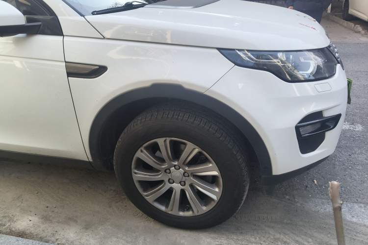 Used Land Rover Discovery Sport 2018 240 PS SE Version Exterior 7