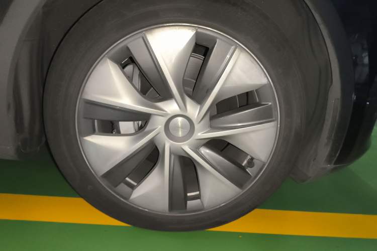 Used Tesla Model Y 2021 Standard Range Rear-Wheel Drive Version Right Front Wheel Hub