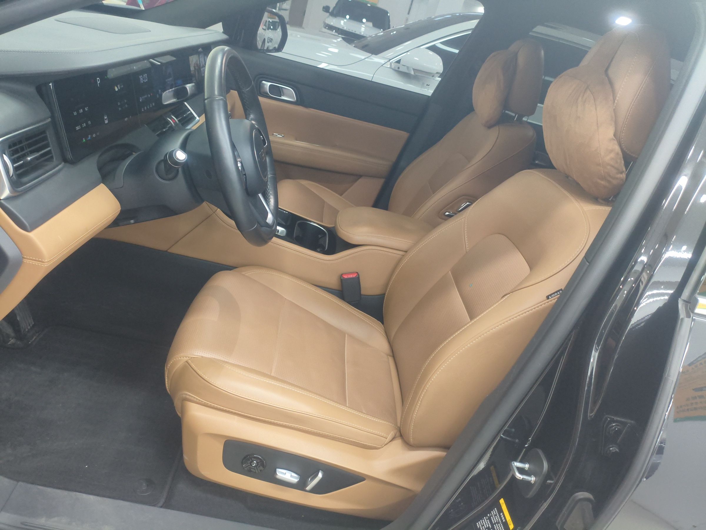 المقاعد الأمامية داخل السيارة