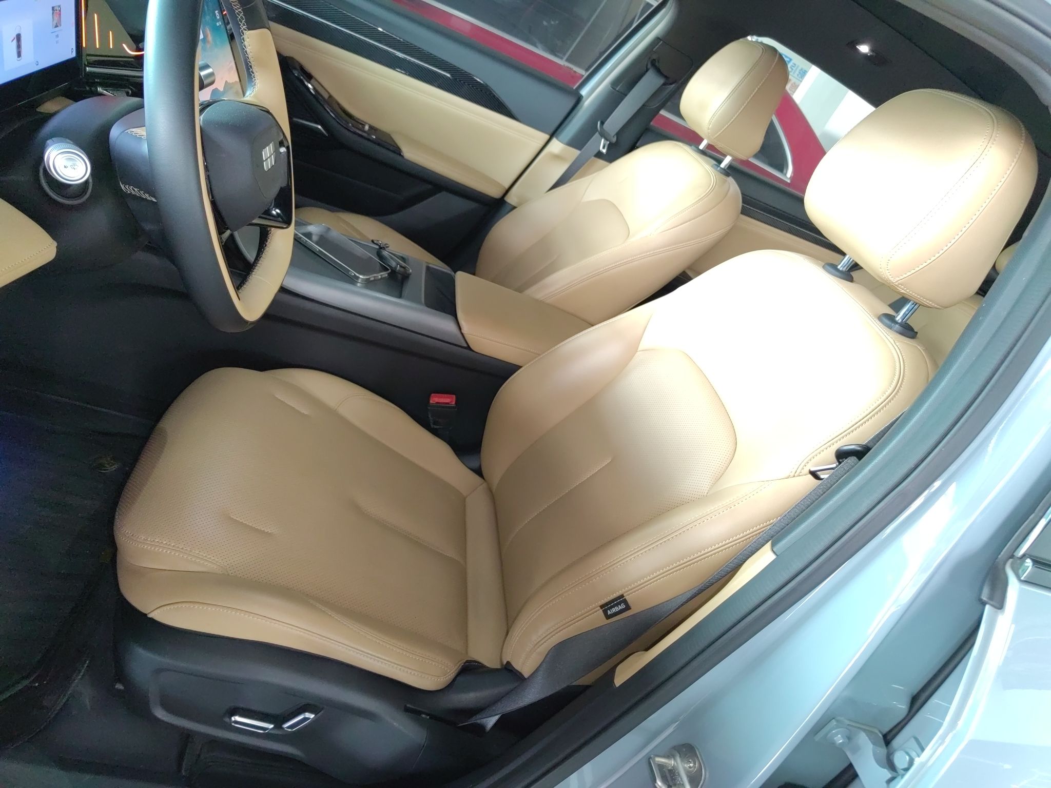 Переднее сиденье в автомобиле