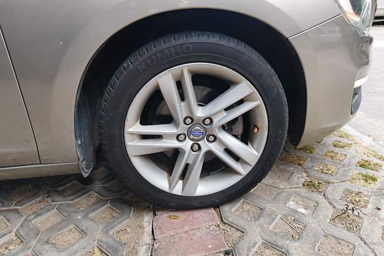 Used Volvo S60 2015 S60L T5 Intelligent Drive Edition Right Front Wheel Hub