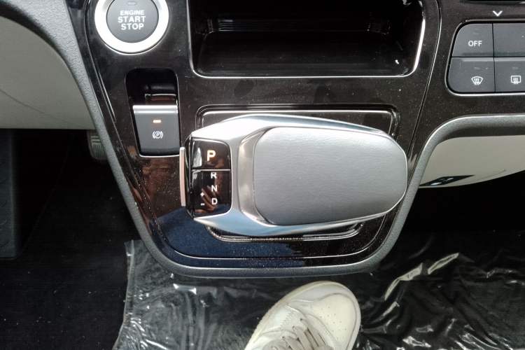 Used Sinotruk Pioneer V 2025 Multi-Function PRO Version 2.0T Automatic Short Wheelbase Low Roof Gear Lever