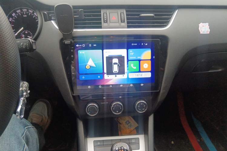 Used Skoda Octavia 2017 1.6L Manual Trend Edition Audio And AC Panel