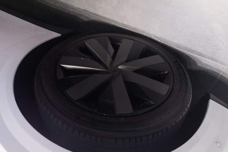 Used Li Auto Li Auto i6 2025 Model Four-Wheel-Drive Standard Type
