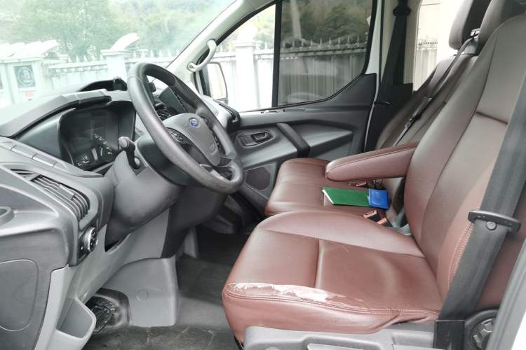 Used Ford Transit 2019 2.0T Gasoline Automatic Multi-Function Commercial Vehicle Short Wheelbase Low Roof 6-Seater China VI Standard
