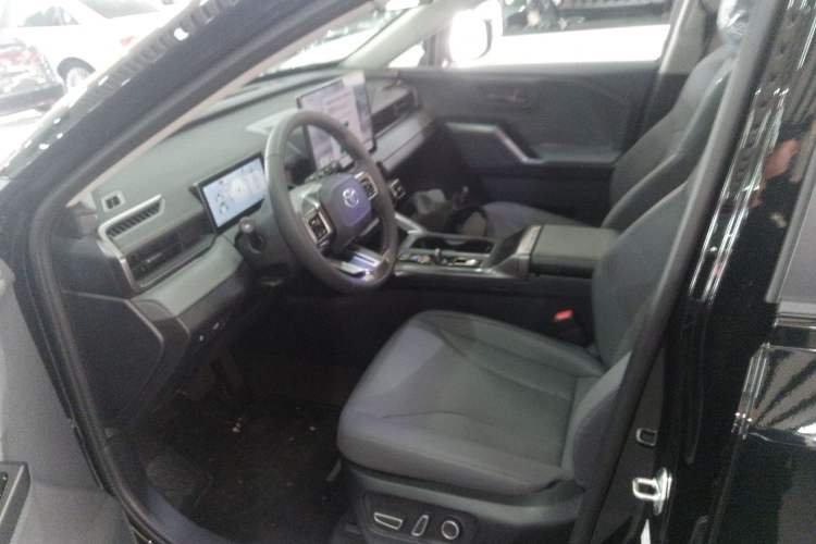 Used Toyota RAV4 2026 Model Dual-Engine 2.0L Two-Wheel Drive Luxury Edition