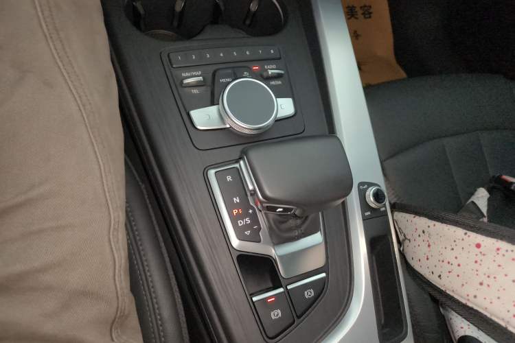 Used Audi A4L 2019 40 TFSI Fashion Version China V Gear Lever