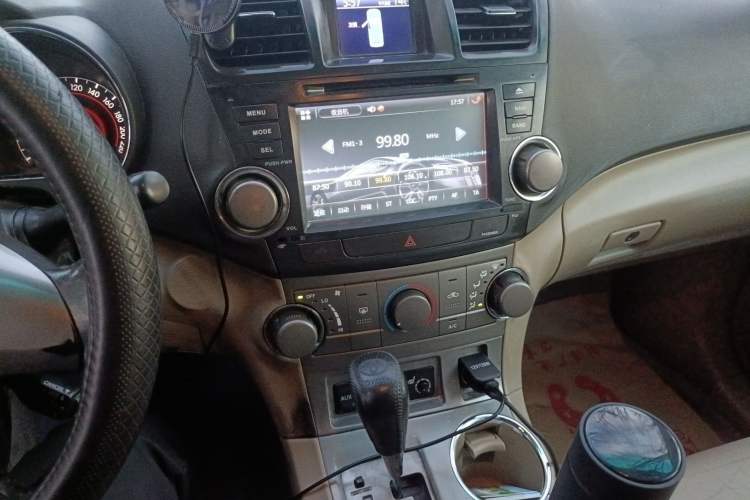 Used Toyota Highlander 2011 2.7L Two-Wheel Drive 5-Seater Sport Edition Audio And AC Panel