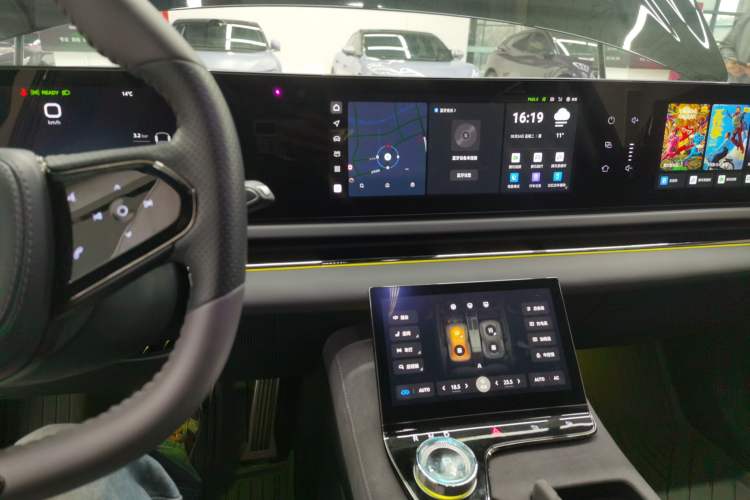 Used VOYAH PASSION 2024 PHEV Four-Wheel Drive Ultra-Long Range Flagship Model Audio And AC Panel