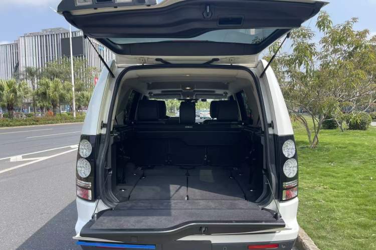 Used Land Rover Discovery 2016 3.0 SC V6 SE Trunk