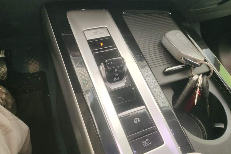 Used Volkswagen Tavendor 2023 330TSI Luxury Touring Edition Gear Lever