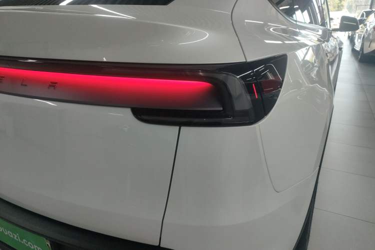 Used Tesla Model Y 2025 Long-Range All-Wheel-Drive Version
